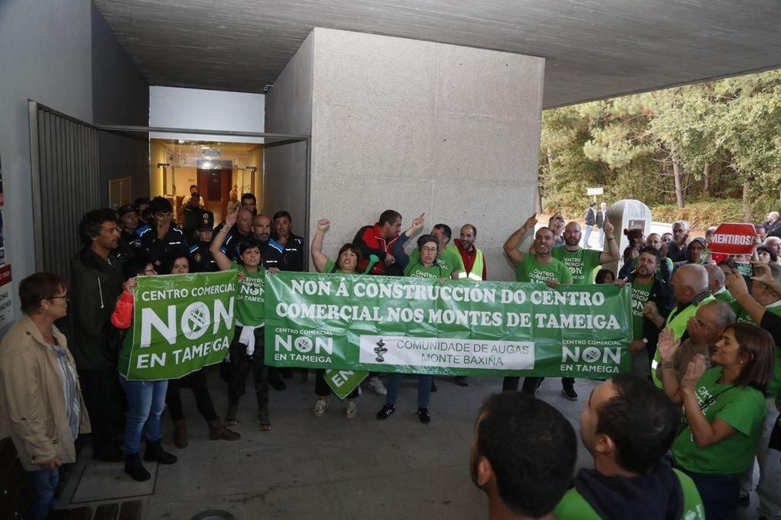 La Policía impidió el acceso a un grupo de manifestantes que portaban mensajes en contra del proyecto y de ahí surgieron los instantes de tensión.