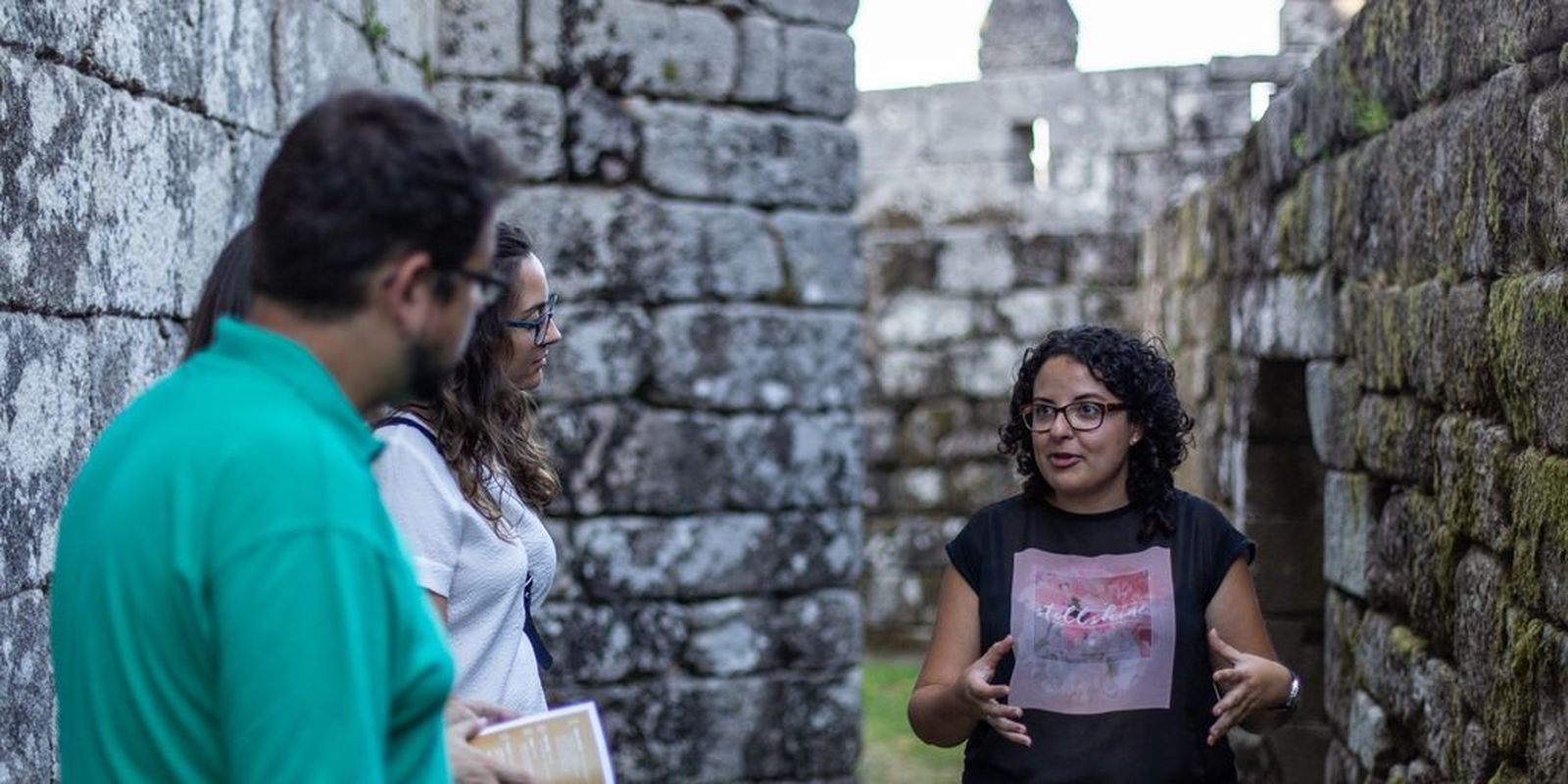 Silvia Cernadas, en la foto de arriba, es historiadora y guía de turismo y una apasionada de Soutomaior.