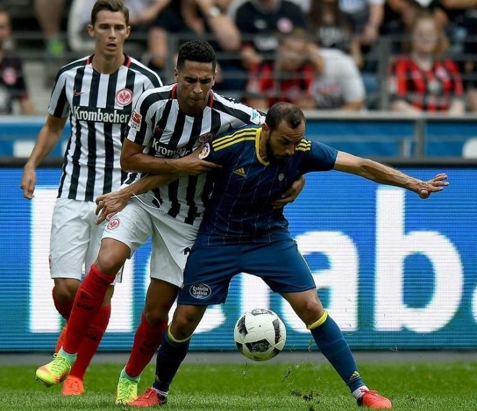 Marcelo Díaz protege un balón durante el partido de ayer; en la segunda parte dejó su sitio a Bongonda.