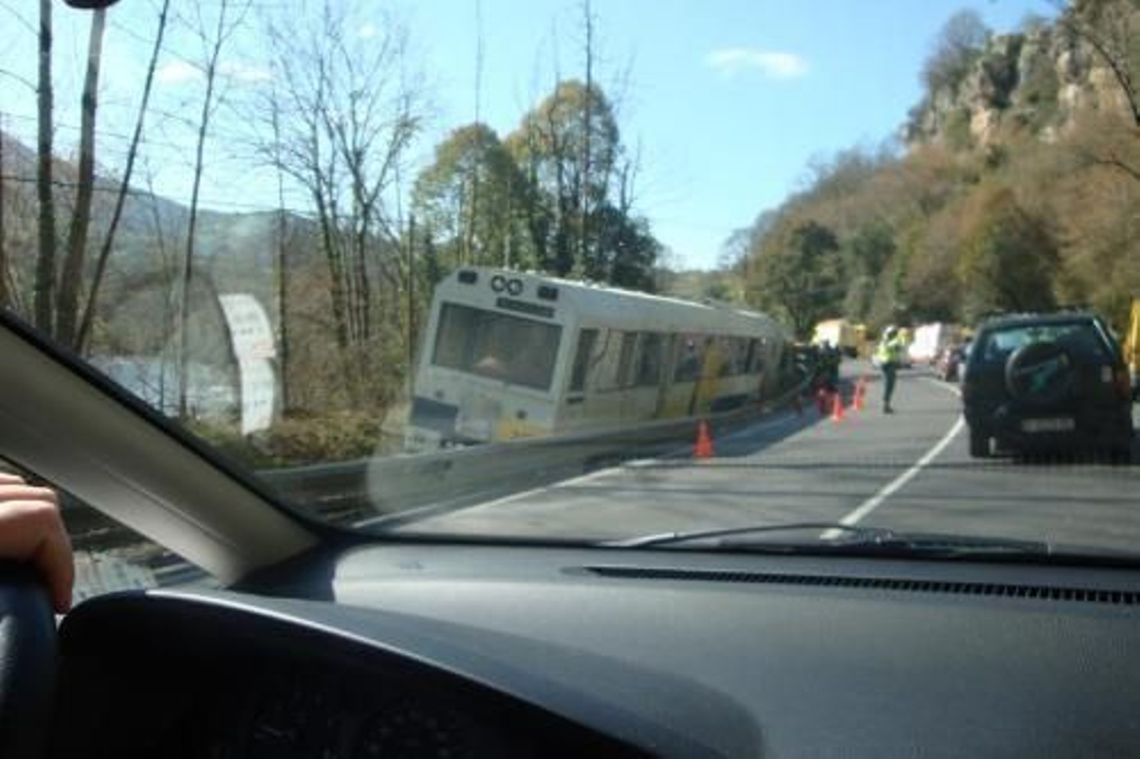 Vista del tren desarrilado, en la localidad asturiana de Parres.