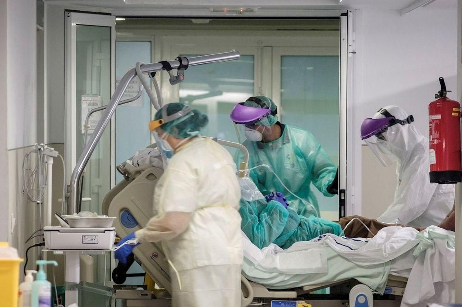 Dos sanitarios, atendiendo a un paciente con covid-19