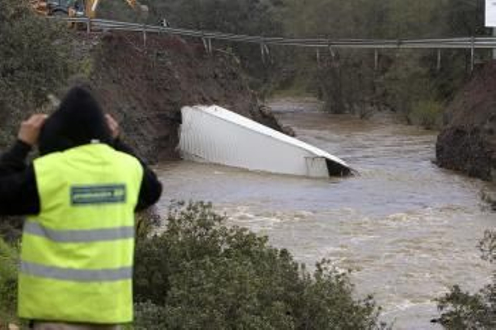 Vista del puente que se ha hundido hoy en la carretera N-420 en la localidad ciudadrealeña de Fuencaliente (Foto: EFE)