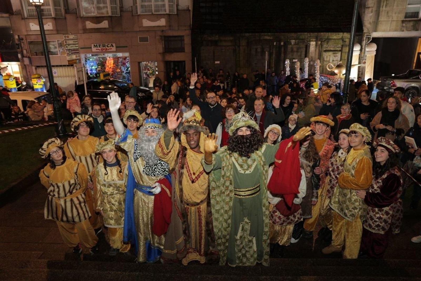 Sus Majestades saludando a todos tras finalizar la gran Cabalgata Internacional.
