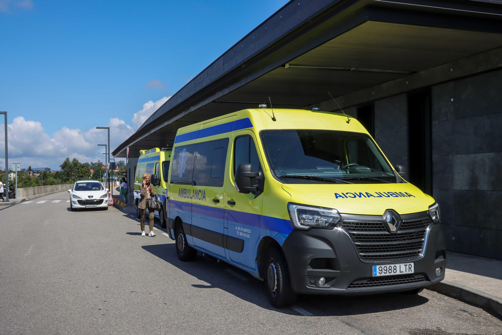 Ambulancias junto al Cunqueiro. // J. Santomé