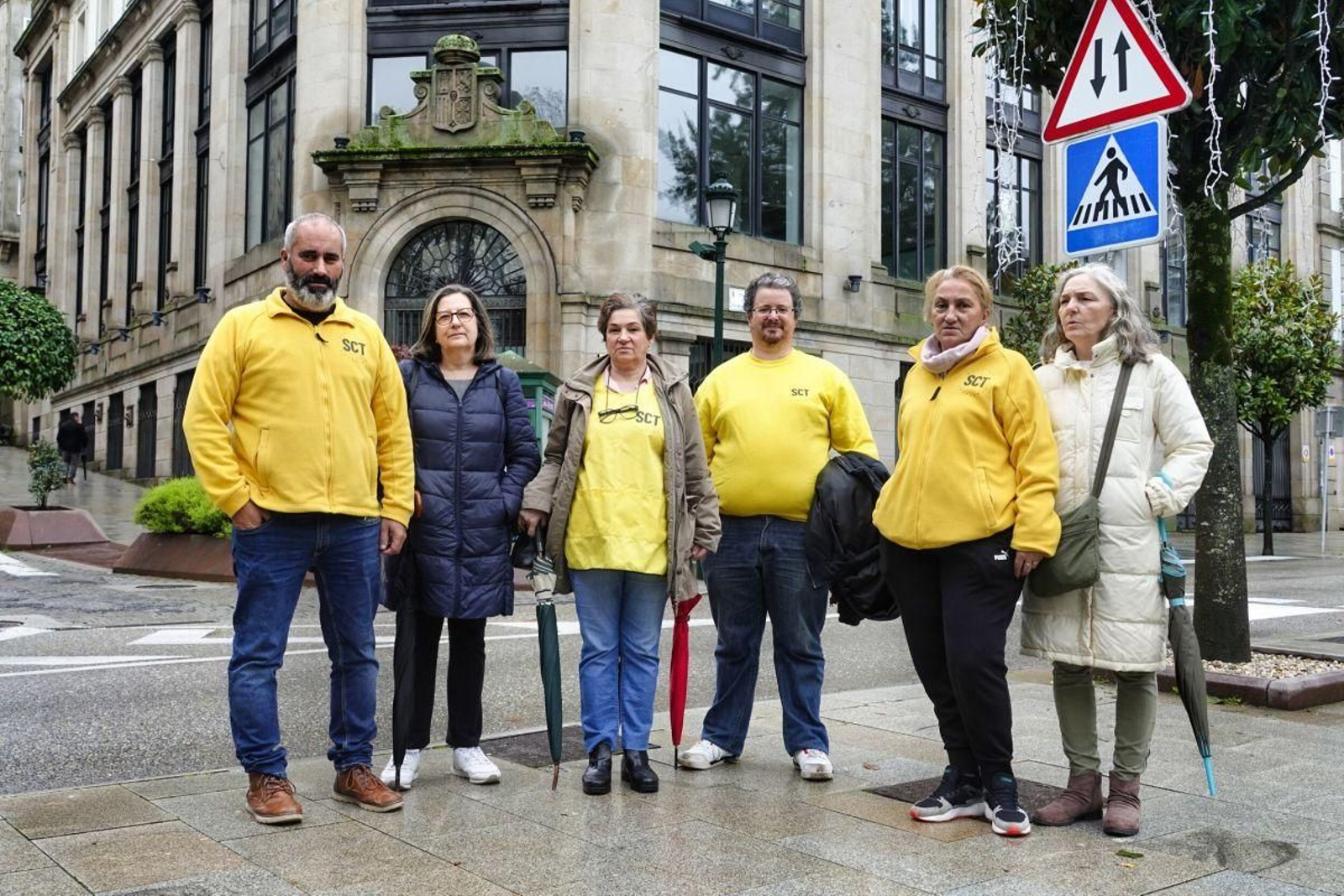 Parte de los afectados por los impagos de JCordoba en Vigo posan junto a la oficina de Correos en la Alameda.