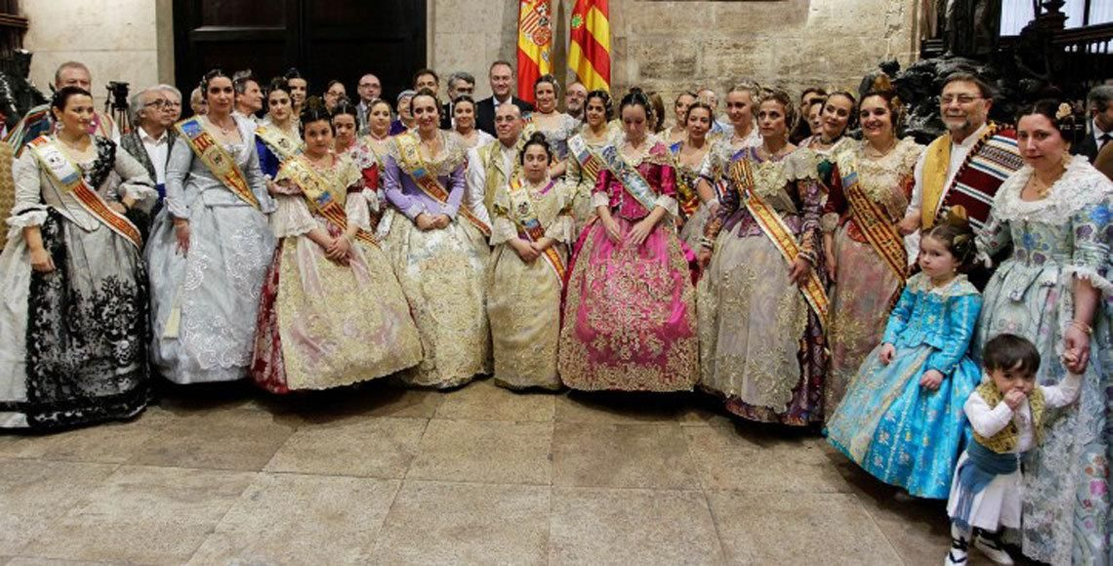 Participantes en una anterior edición del Avión Fallero, recibidos por el presidente de la Generalitat.