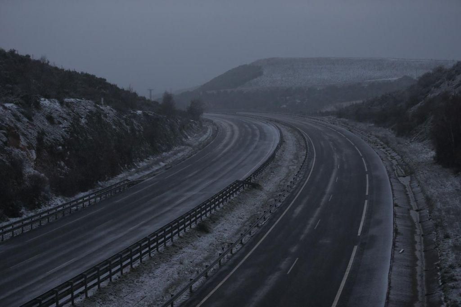 Nieva en la A52 a la altura de A Canda // Alberte
