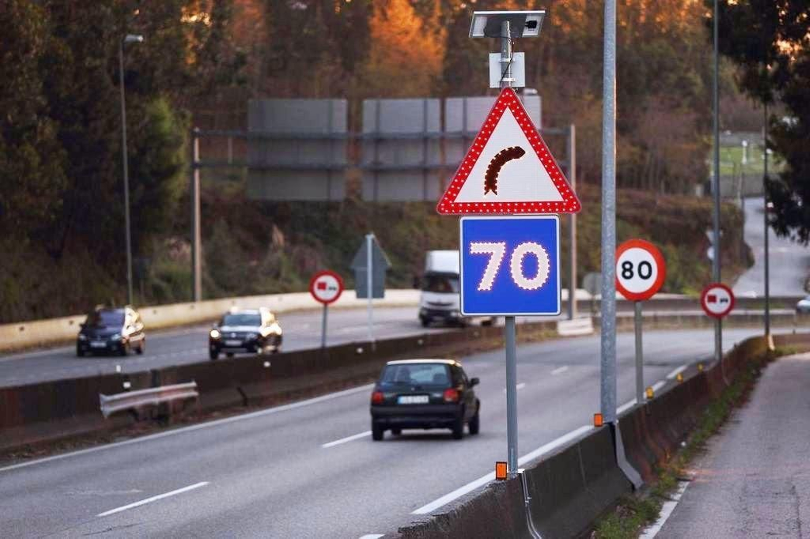 Las señales luminosas colocadas en las autovía A-52 se suman a los radares para reducir la siniestralidad
