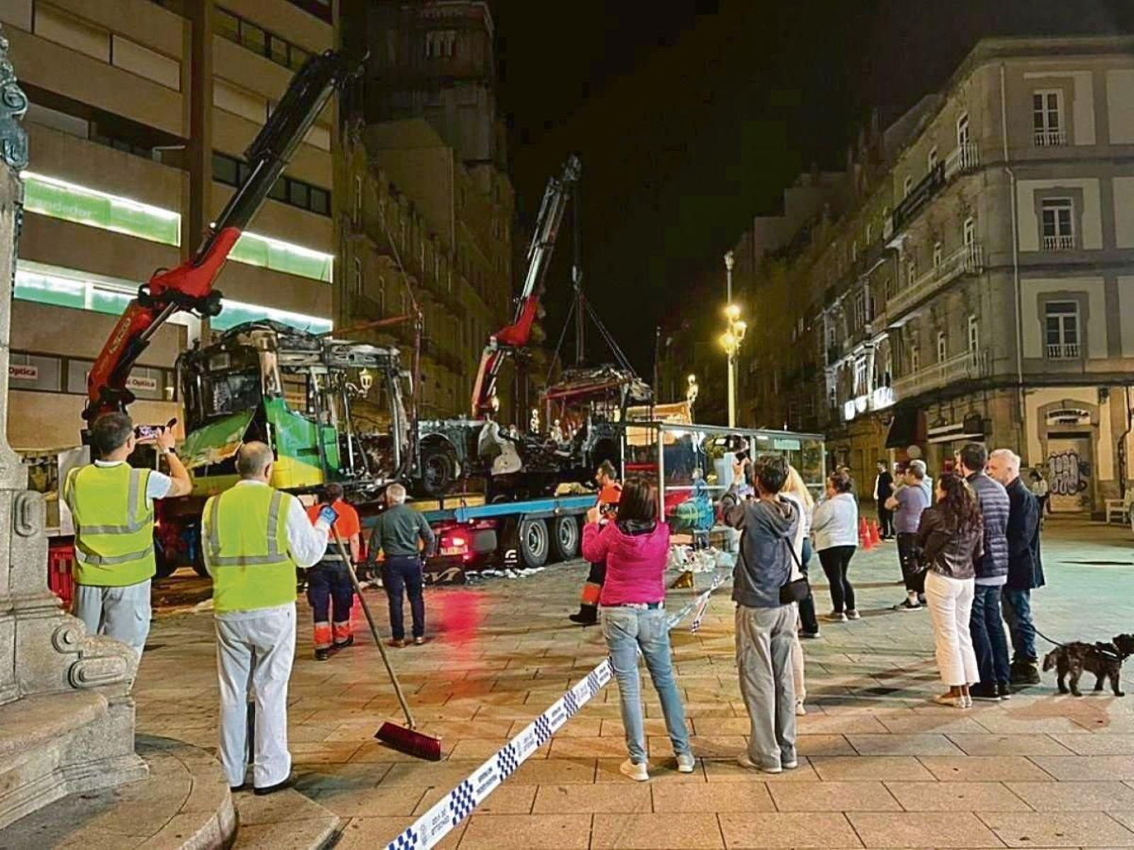 El suceso se produjo en la noche del 30 de abril en la parada de la farola de Urzaiz.