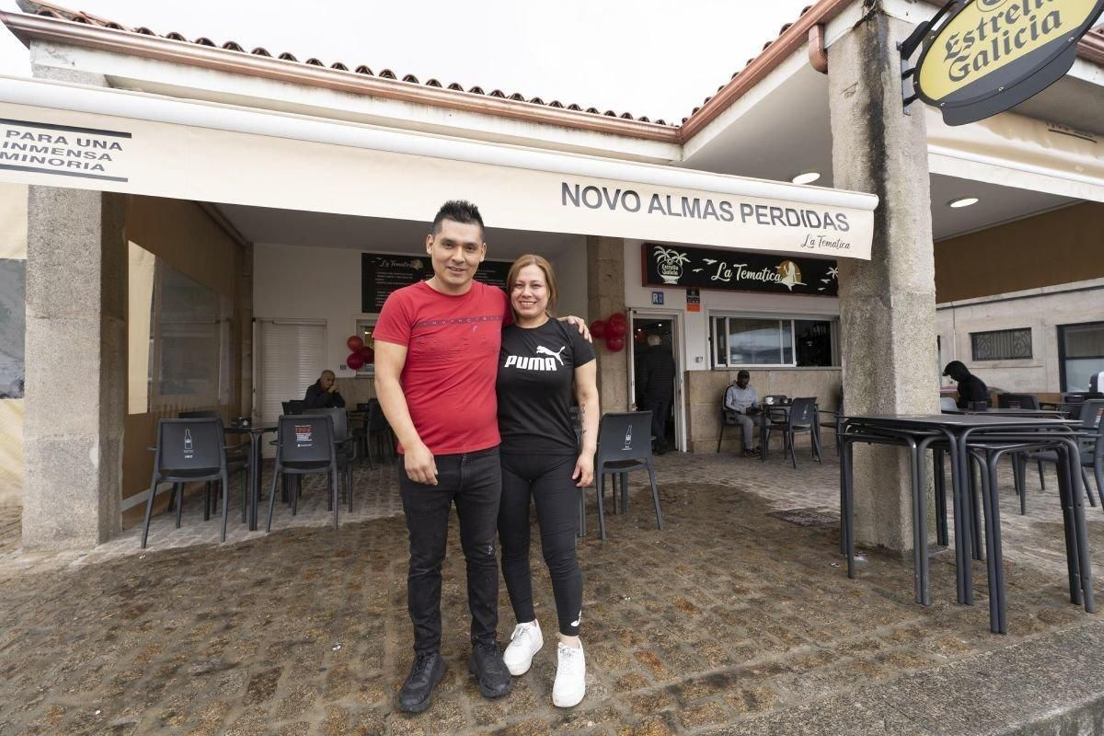 El matrimonio que regenta ahora el “Novo Almas Perdidas”, ante el local en O Berbés.