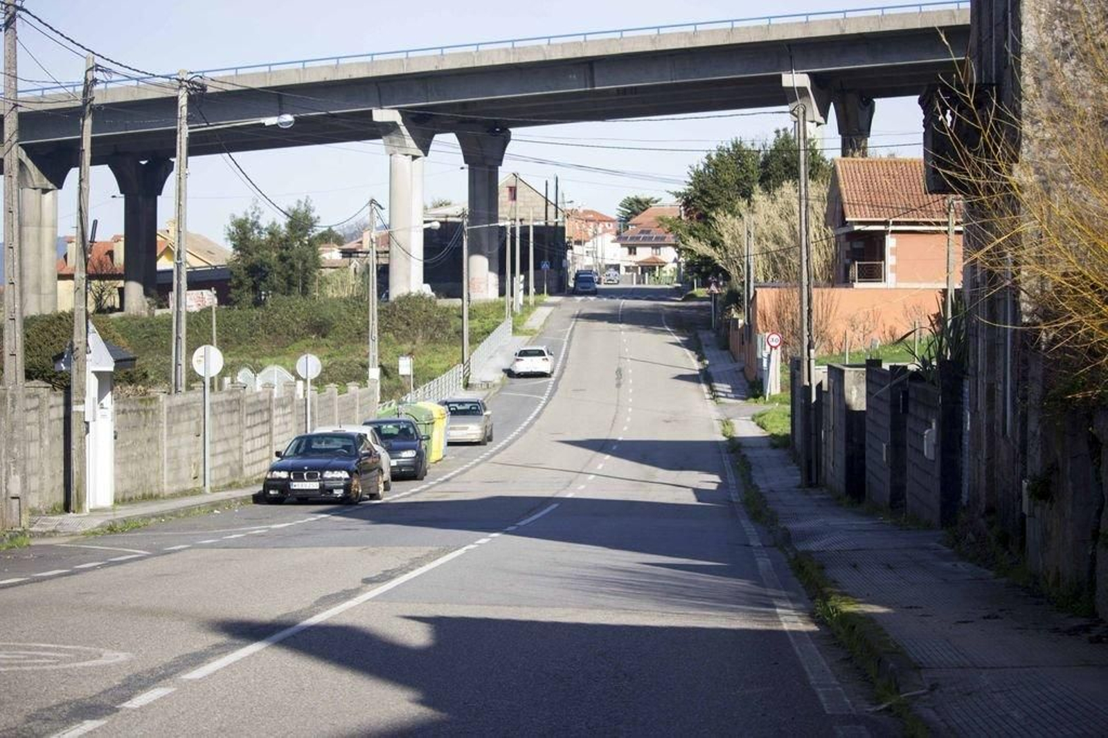 Tramo con aceras en la Estrada do Porto, que ahora tendrán continuidad tras las obras.
