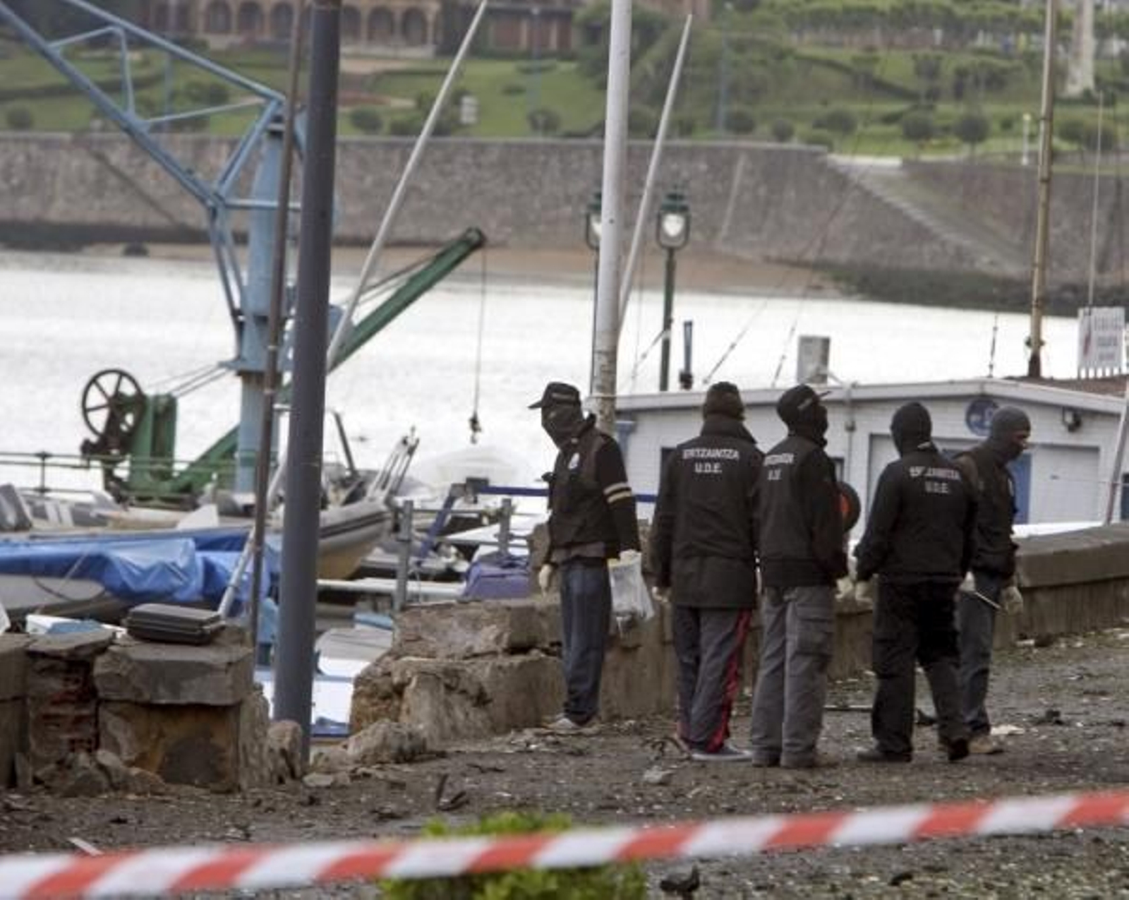 Miembros de la Ertzaintza examinan el lugar de la explosión.  (Foto: Luis Tejido)