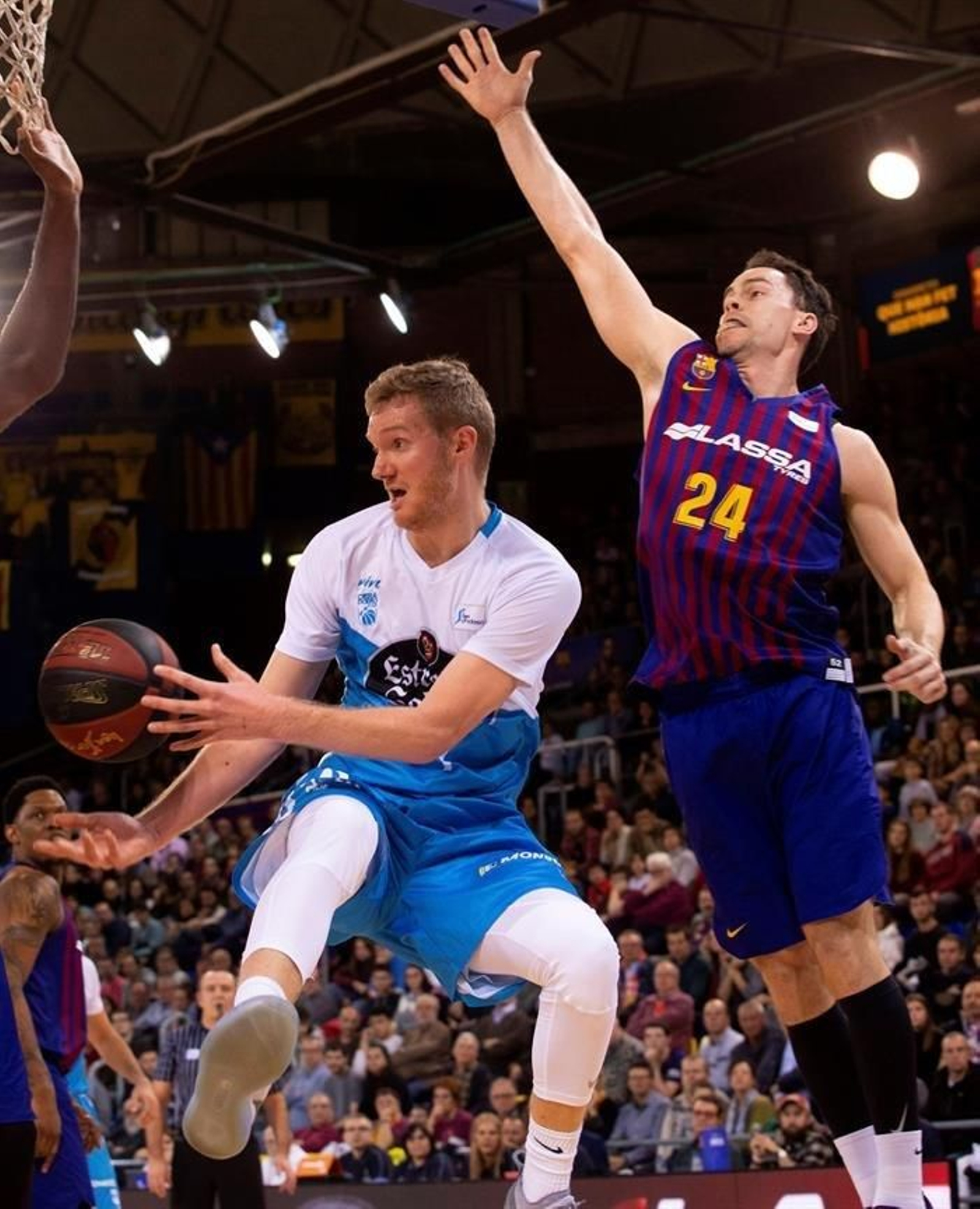 El alero estadounidense del Monbus Obradoiro Benjamin Simons (i), intenta superar al alero estadounidense del Barcelona Lassa Kyle Kuric