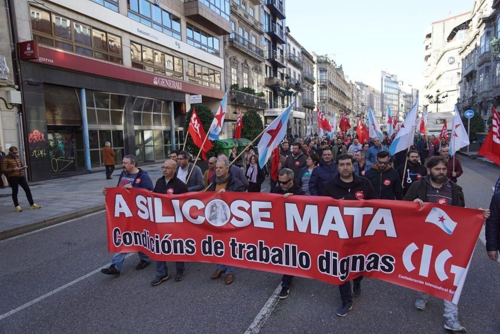 La manifestación cortó el tráfico por el centro de la ciudad.