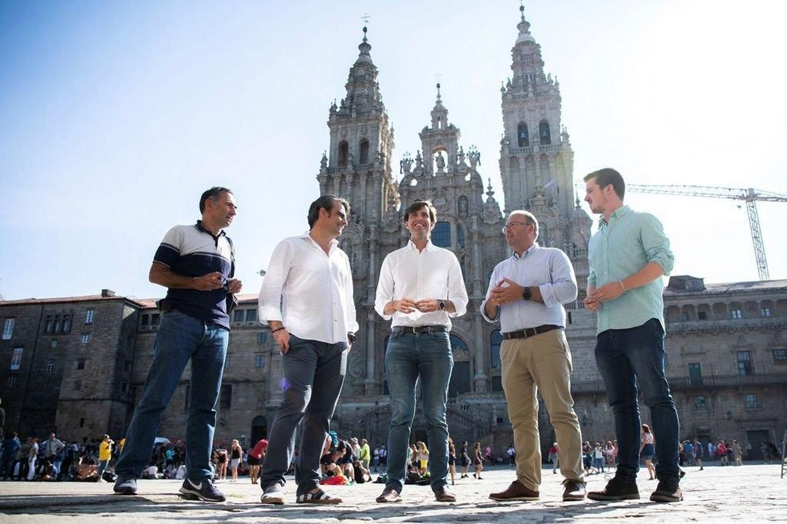 Montesinos, en el centro, junto a Tellado, a su izquierda, y otros miembros del PPdeG.