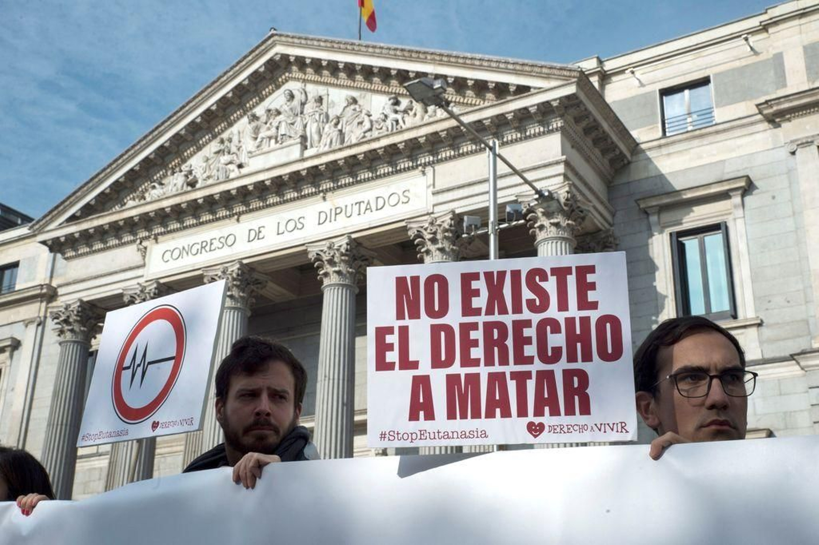 Miembros de asociaciones provida, protestando a las puertas del Congreso de los Diputados.