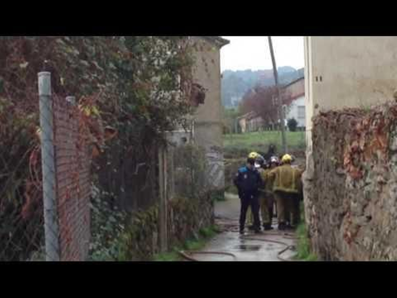 Bomberos y Policía en la vivienda que ardió en O Polvorín