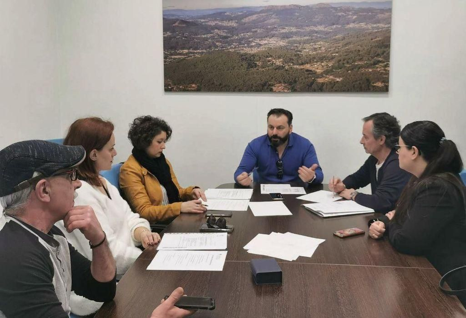 Reunión mantenida ayer en el consistorio, con diferentes representantes y la edil Rocío Goberna y Paco Ferreira.