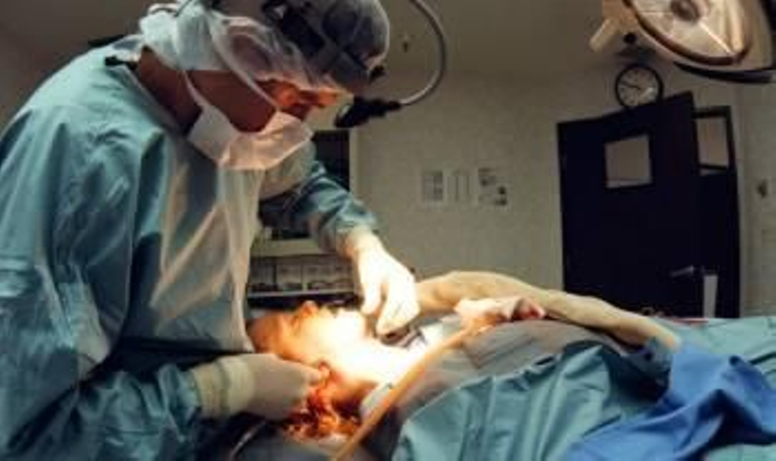 Una mujer se somete a una operación de cirugía estética. (Foto: ARCHIVO)