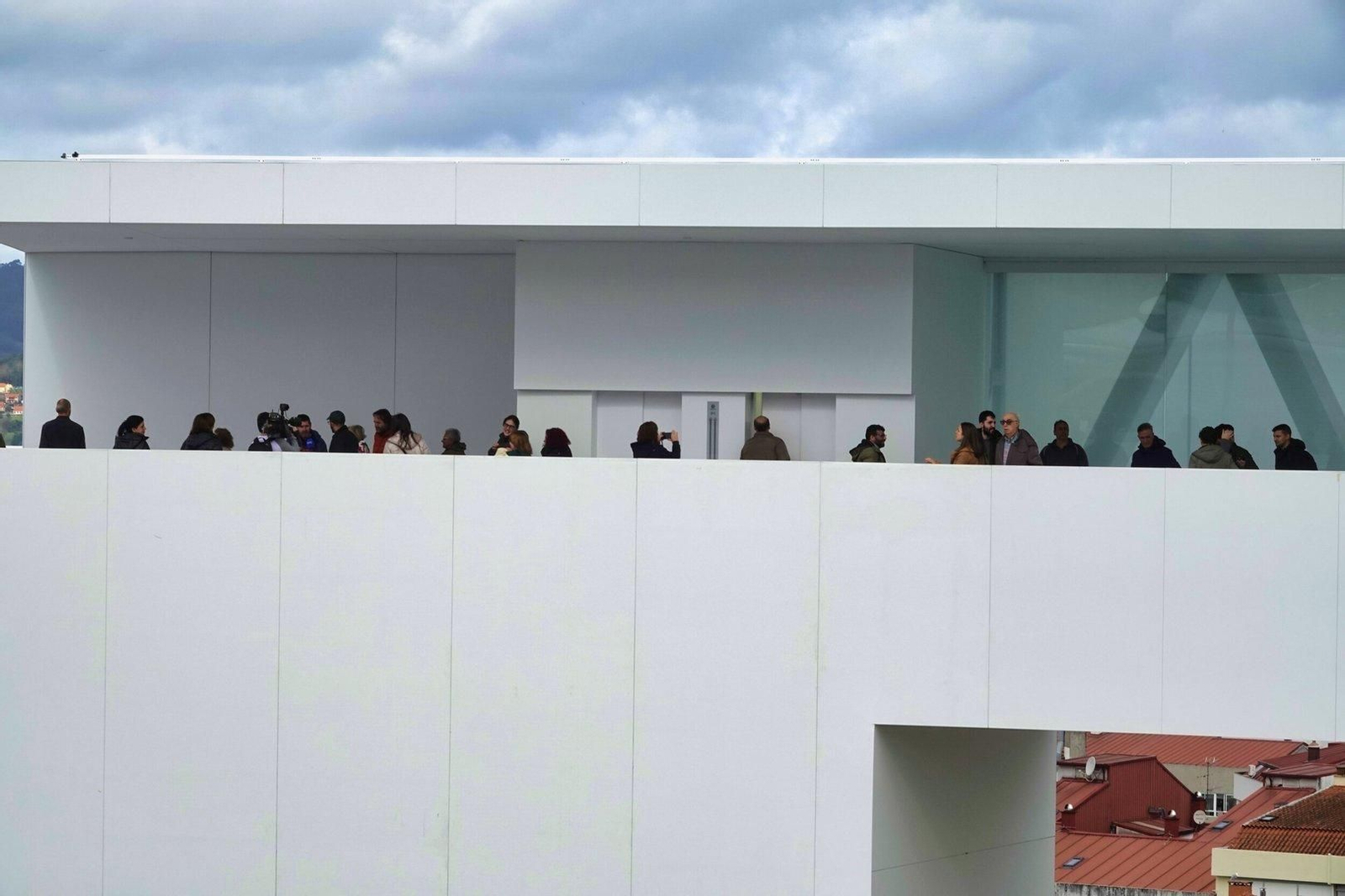 Gente haciendo cola para bajar en el ascensor.