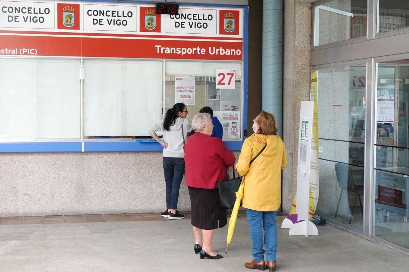 Viguesas de distintas edades en la lonja del Concello.