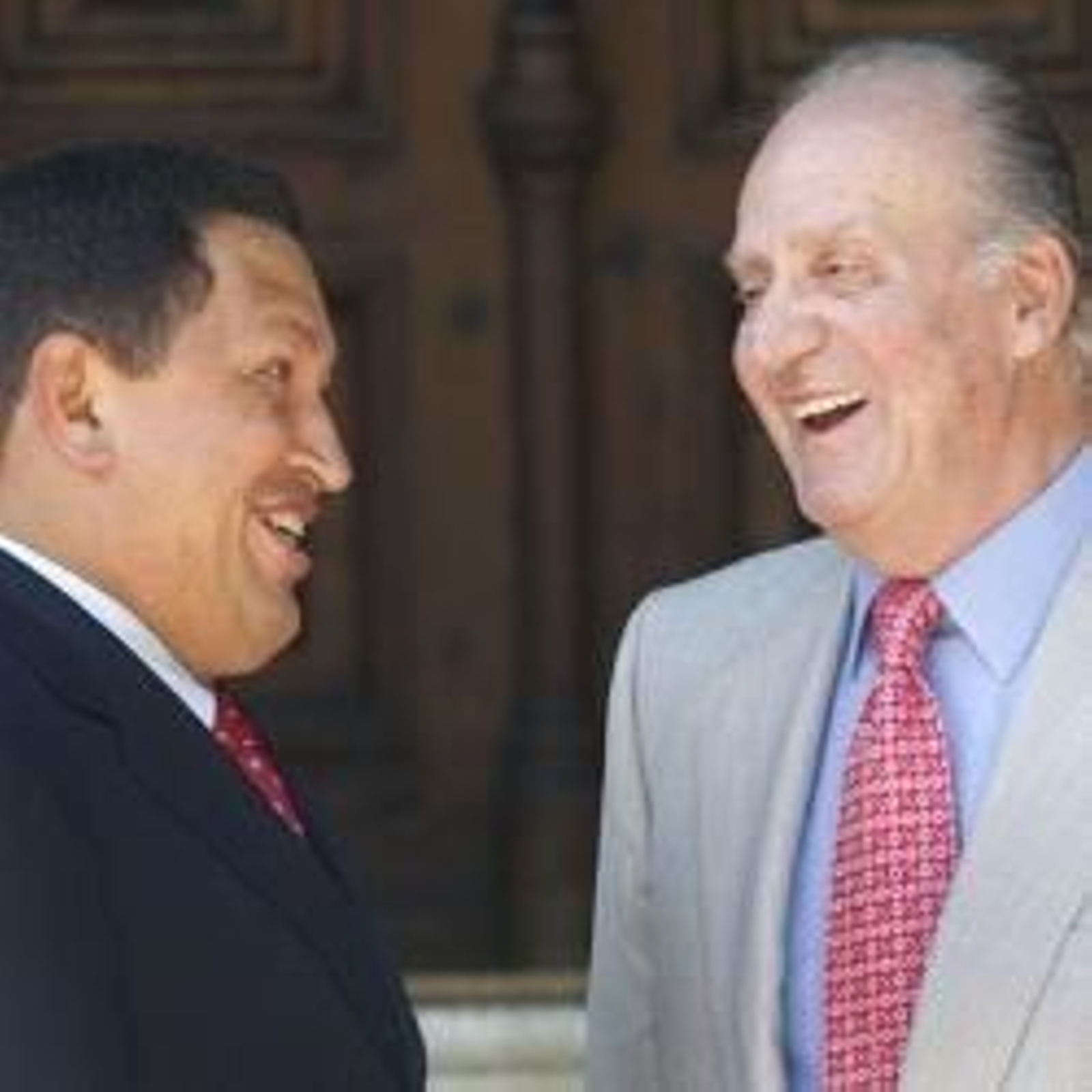 El Rey Don Juan Carlos con Hugo Chávez. (Foto: Archivo )