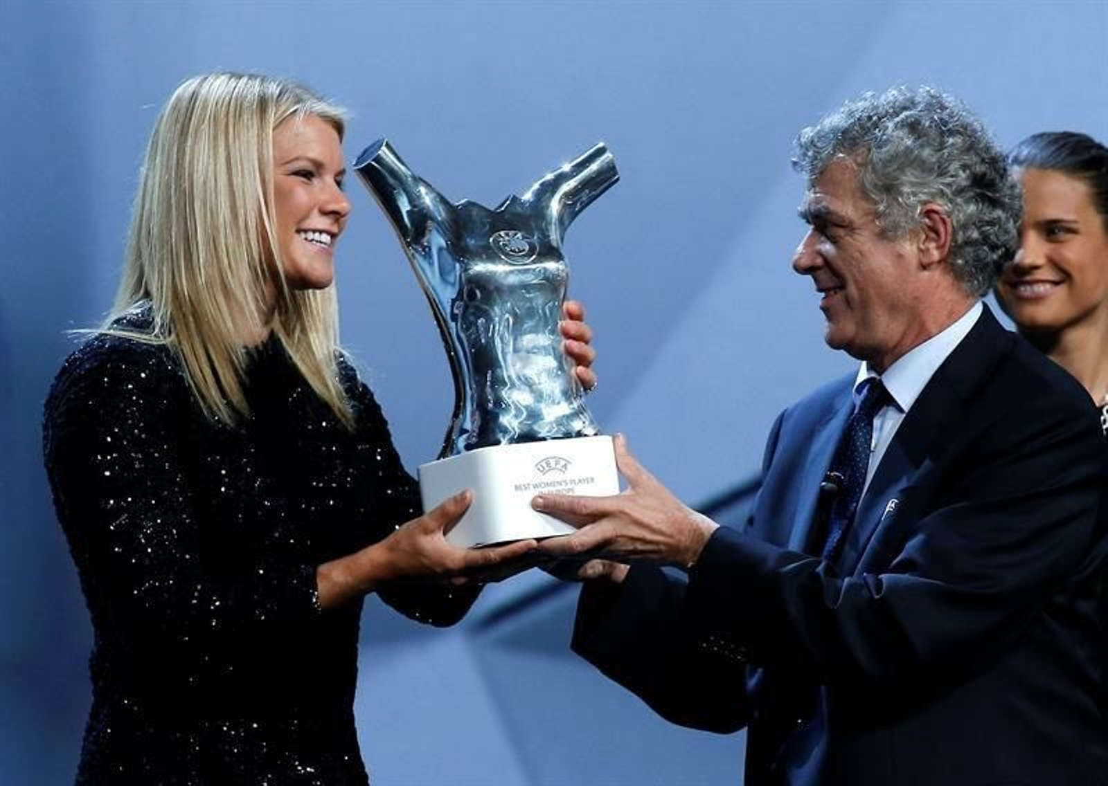 La jugadora noruega Ada Hegerberg, del Olympique Lyon, recibe el premio a Mejor Jugadora de manos del presidente de la UEFA, el español Ángel María Villar (d)