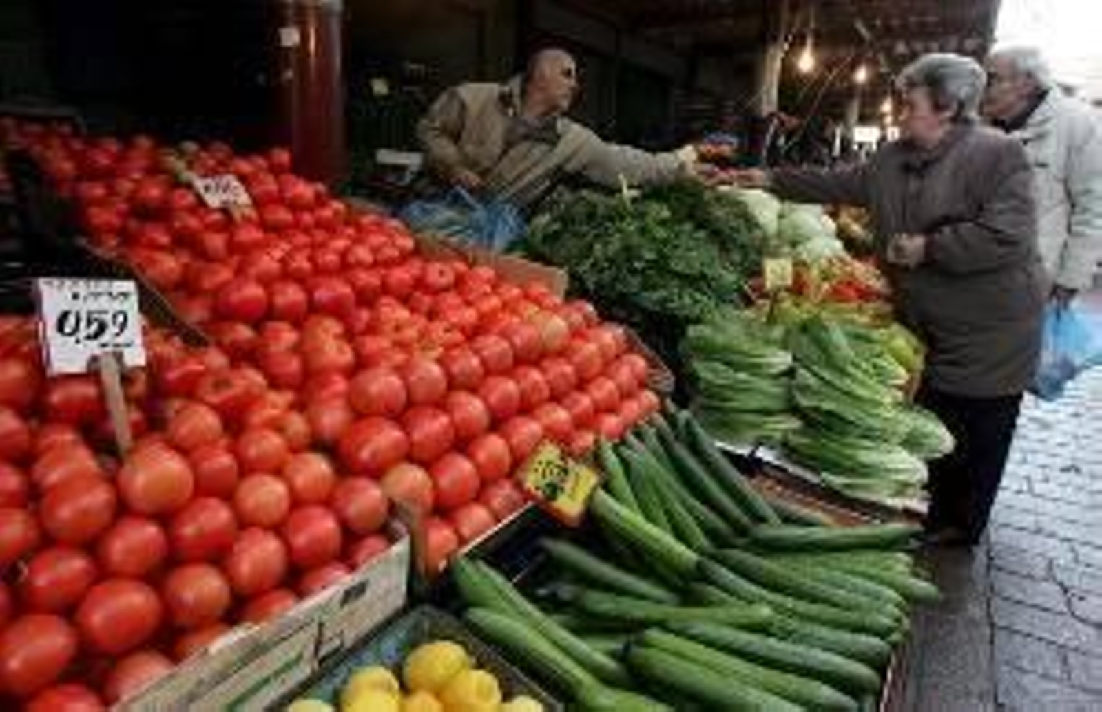En la imagen, un puesto de hortalizas y frutas.