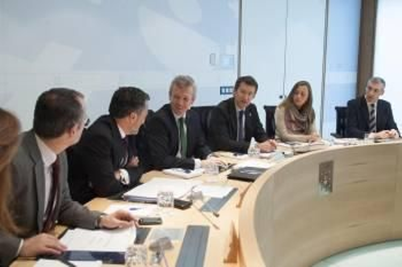 Miembros del Gobierno gallego durante la reunión semanal que tuvieron ayer en Santiago. (Foto: XOÁN CRESPO)