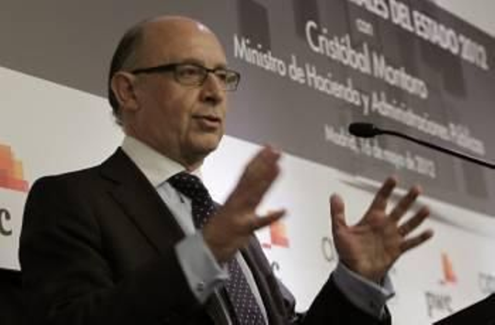 El ministro de Economía, Cristóbal Montoro, dio el visto bueno a las cuentas de Galicia. (Foto: S. BARRENECHEA)