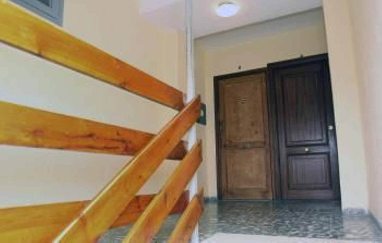 Entrada del piso sito en Alicante, en donde esta mañana se ha suicidado un hombre de 55 años el mismo día en que iba a ser desahuciado por una deuda de 24.000 euros (Foto: EFE)