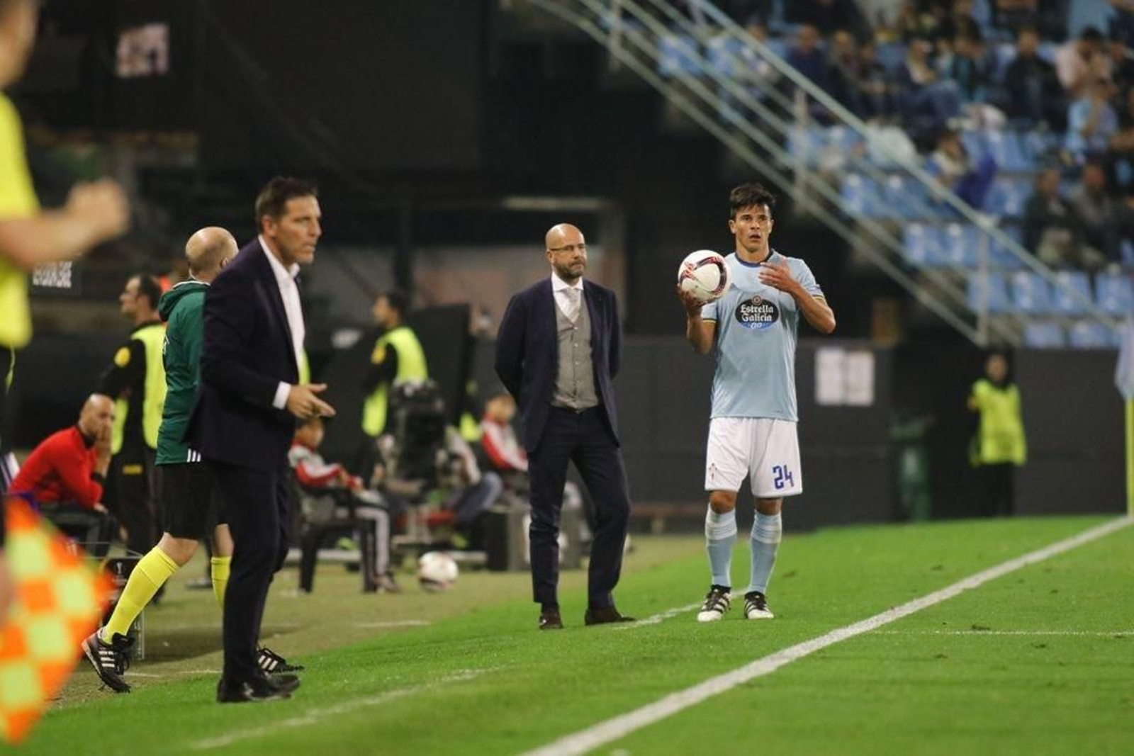 Peter Bosz, junto a Roncaglia en el partido de Balaídos.