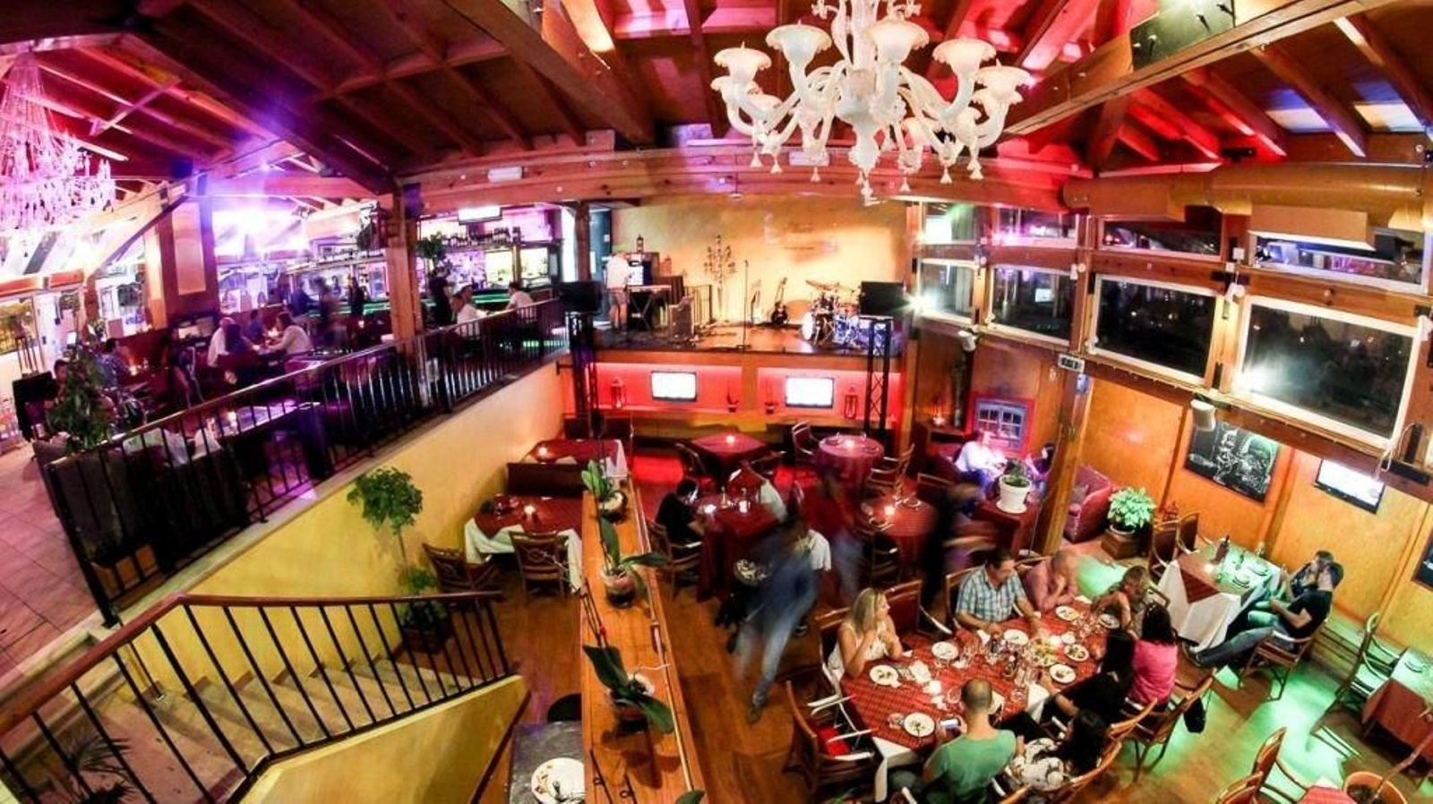 Interior del restaurante "Clube de Memorias", famoso por su zona VIP a la que acceden personalidades de Portugal.