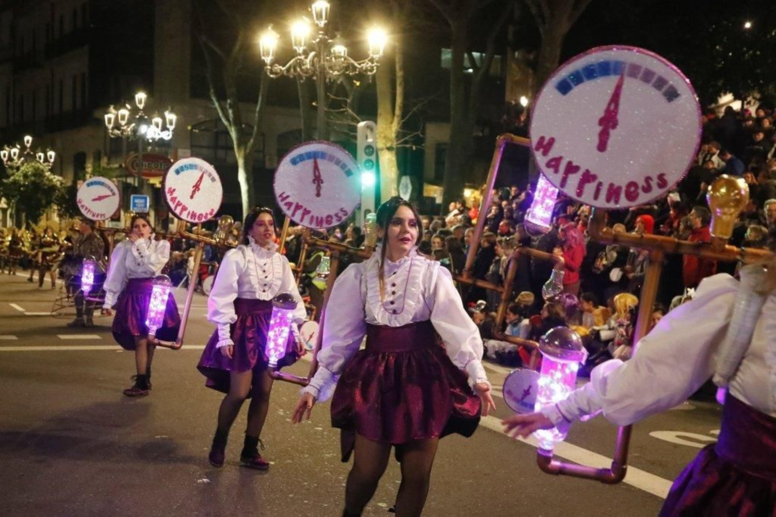 Las comparsas calientan el Entroido en Vigo Foto JVLandín 24