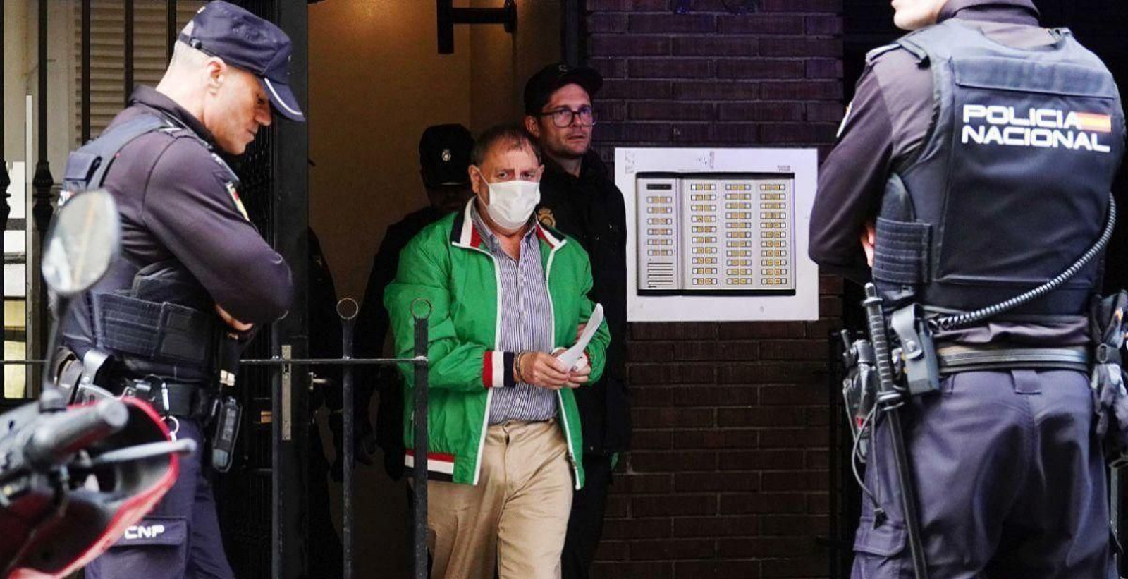 El acusado, saliendo de la reconstrucción del crimen.