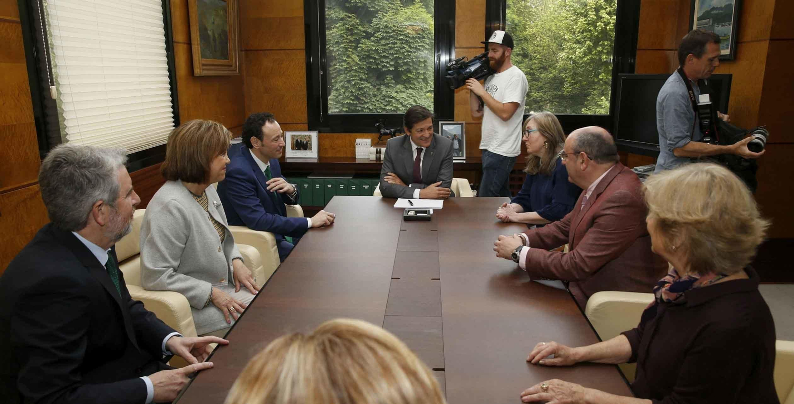 El presidente del Principado reunido con la asociación "Mierenses en el Mundo"