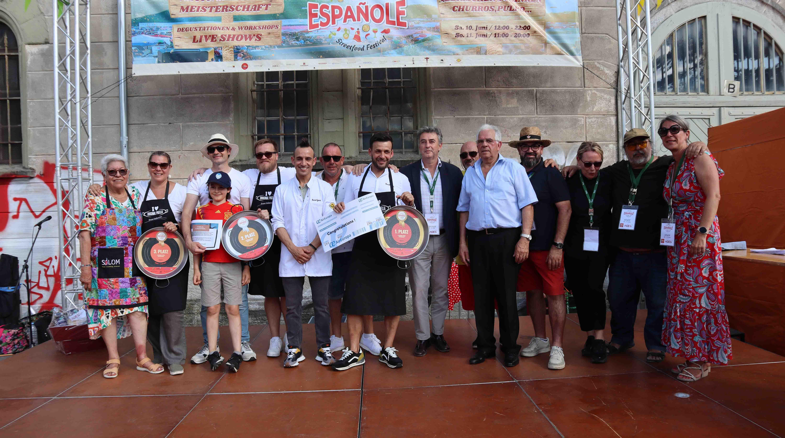 Los tres ganadores del concurso de paella, con el comité organizador del Españolé AGES y miembros del jurado, incluido el cónsul general de España en Zúrich, Juan Carlos Gafo