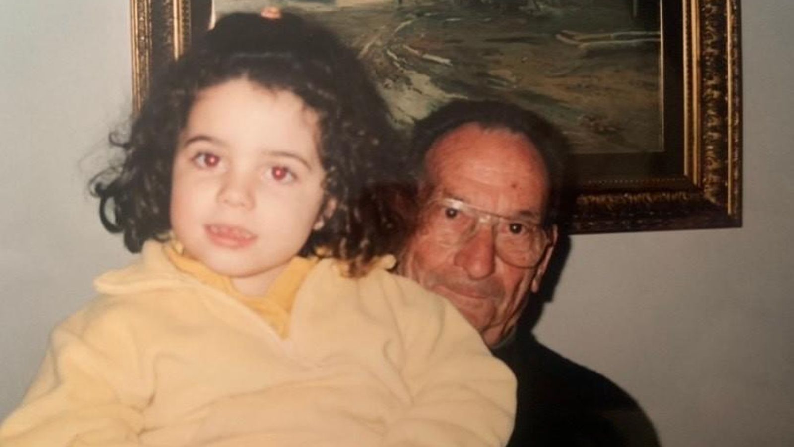 La joven durante su infancia con su abuelo Luis