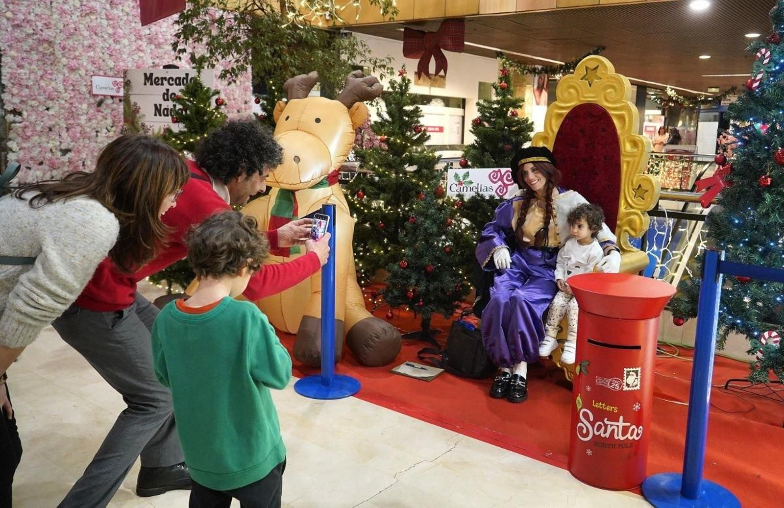 Los más pequeños podrán dejar estos días sus cartas al Paje Real en el centro comercial Camelias.