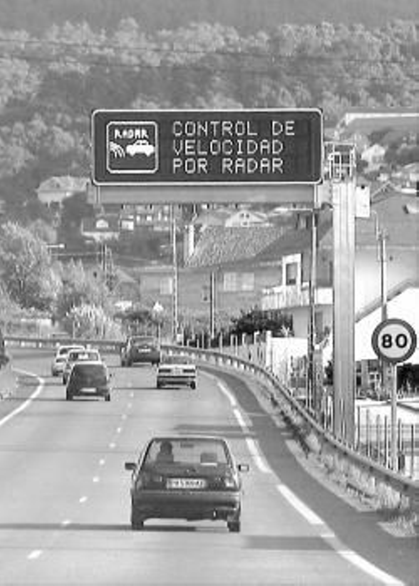 Señal de aviso de un control de velocidad por radar en una autovía.