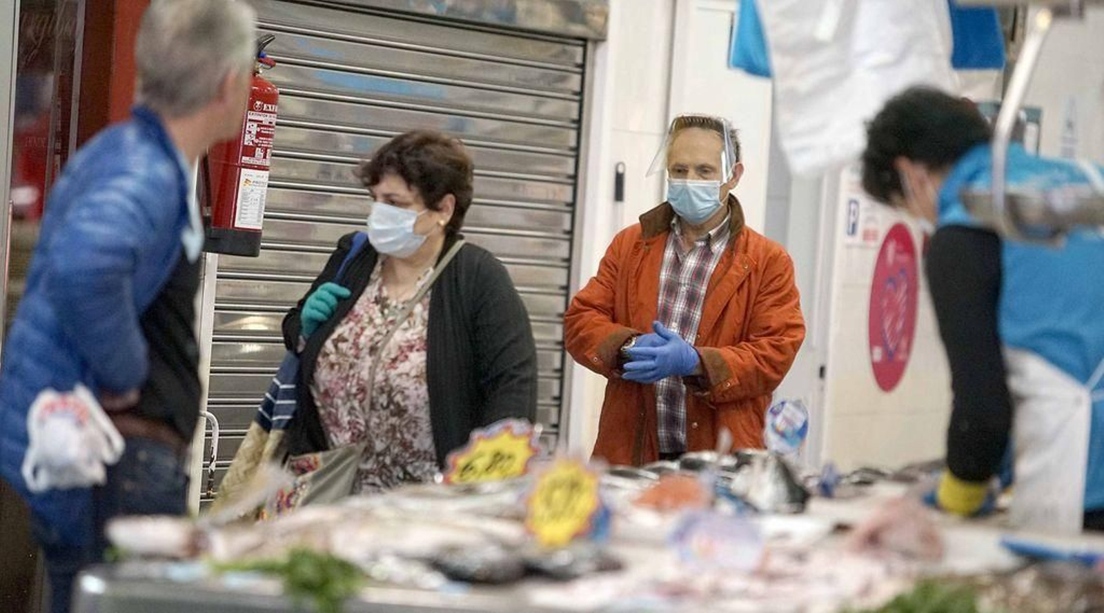Clientes con mascarilla ayer por la mañana en el mercado del Calvario.