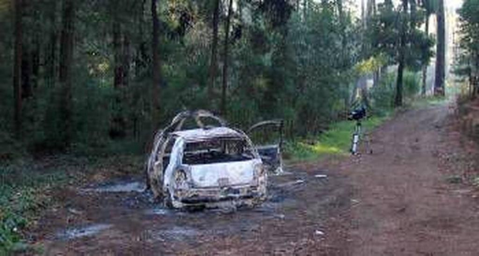 Imagen del coche quemado y tiroteado de la pareja desaparecida en Cabral en 2004.