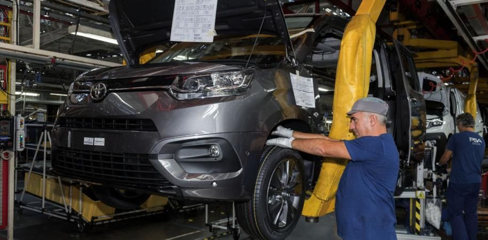 Un operario con la nueva furgoneta que saldrá a la venta en 2020.