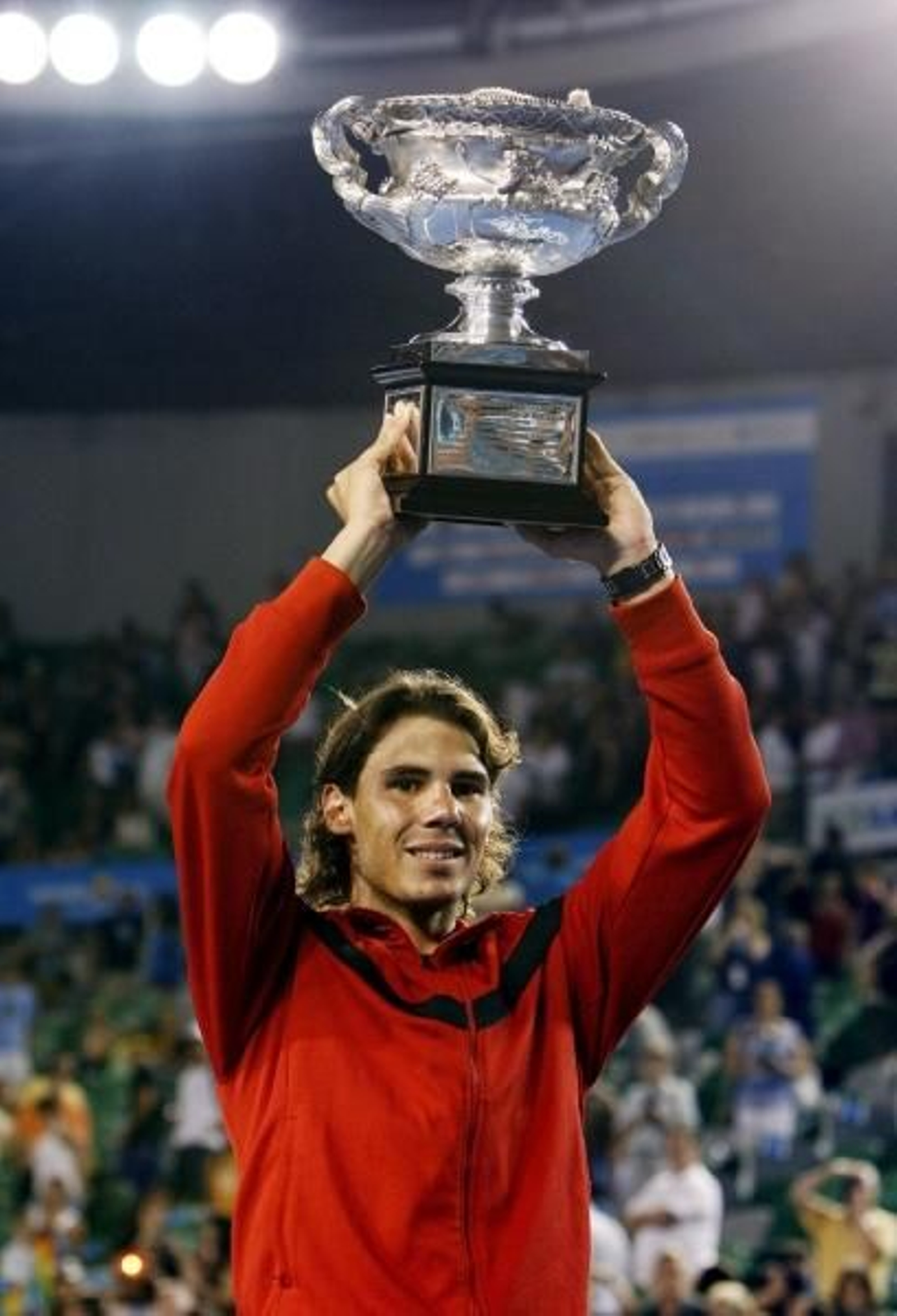 Rafa Nadal posa con el merecido trofeo. (Foto: Oliver Weiken)