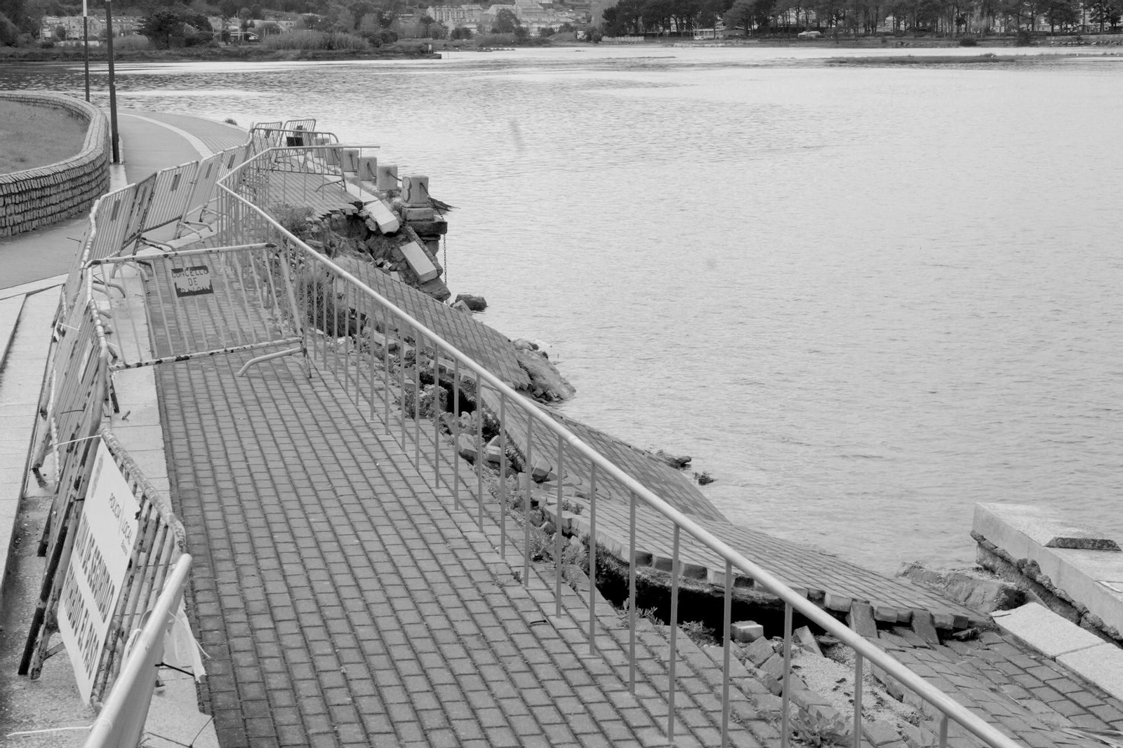Estado actual del último tramo del paseo de A Foz, en Sabarís, acordonado por motivos de seguridad.