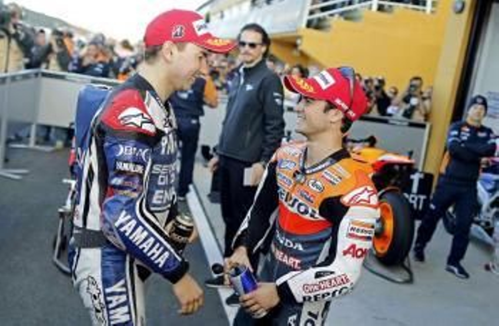 El piloto de Honda Dani Pedrosa (d) dialoga con el piloto de Yamaha Jorge Lorenzo (i)