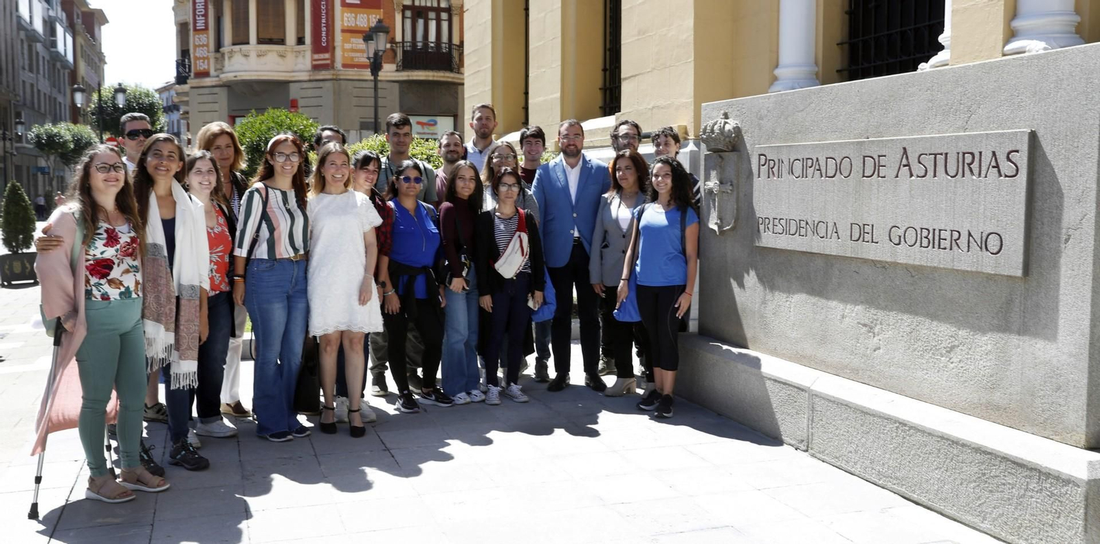 El presidente del Principado, Adrián Barbón, y la directora general de Emigración, Olaya Romano, junto a los participantes en el Campus Orígenes, a su llegada a la sede del Gobierno del Principado.