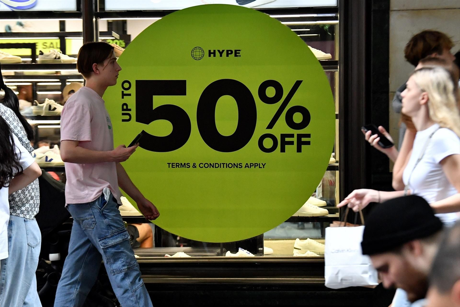 Descuentos de hasta el 50% en una gran superficie.