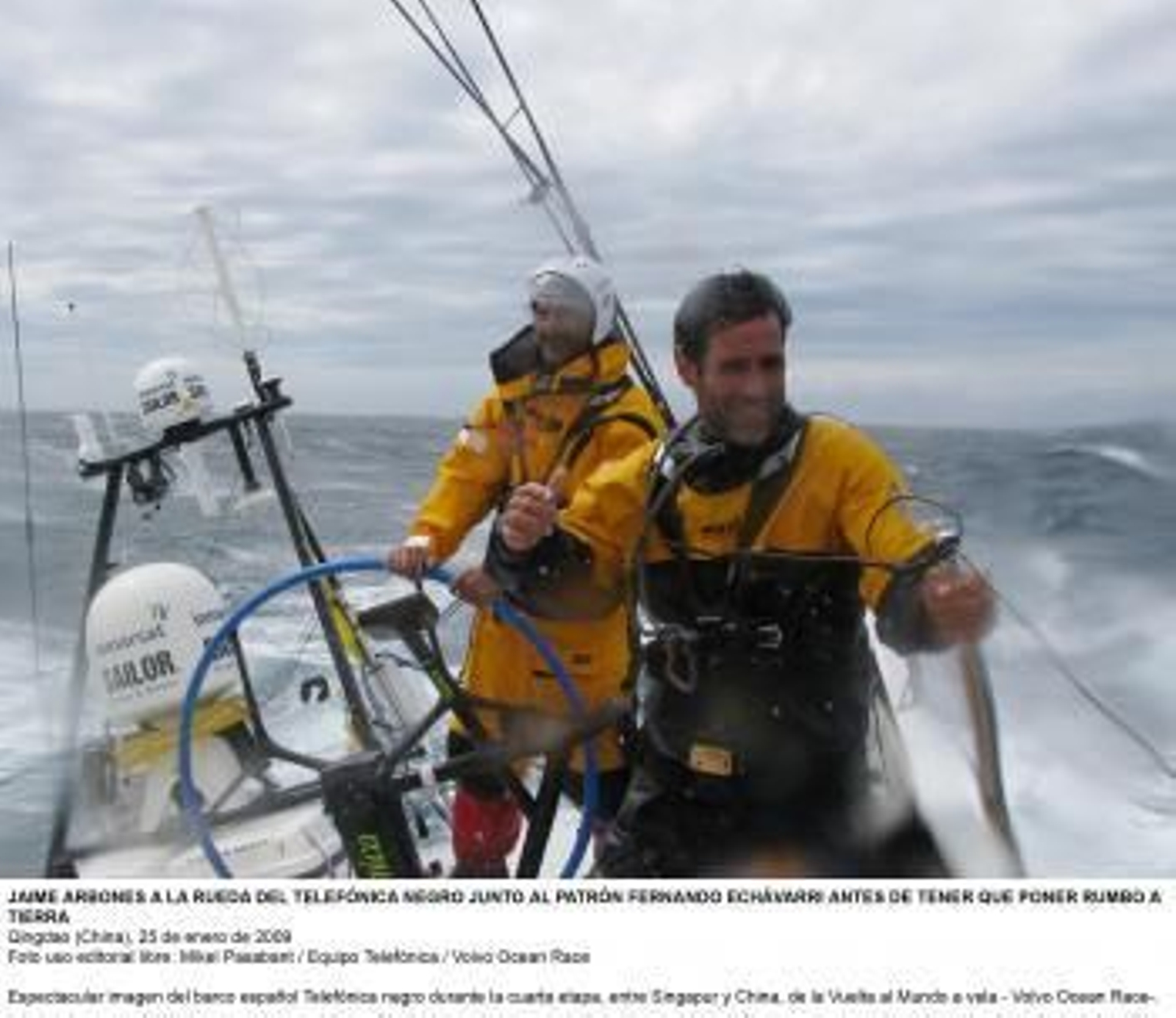 Echávarri (d.), durante su participación en la Volvo Ocean Race.