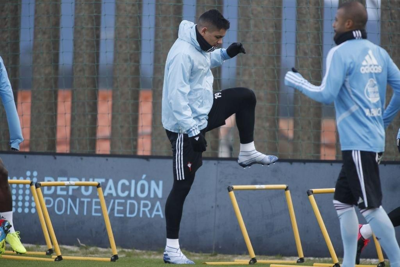 Toro Fernández realiza un ejercicio durante el entrenamiento vespertino de ayer en A Madroa.